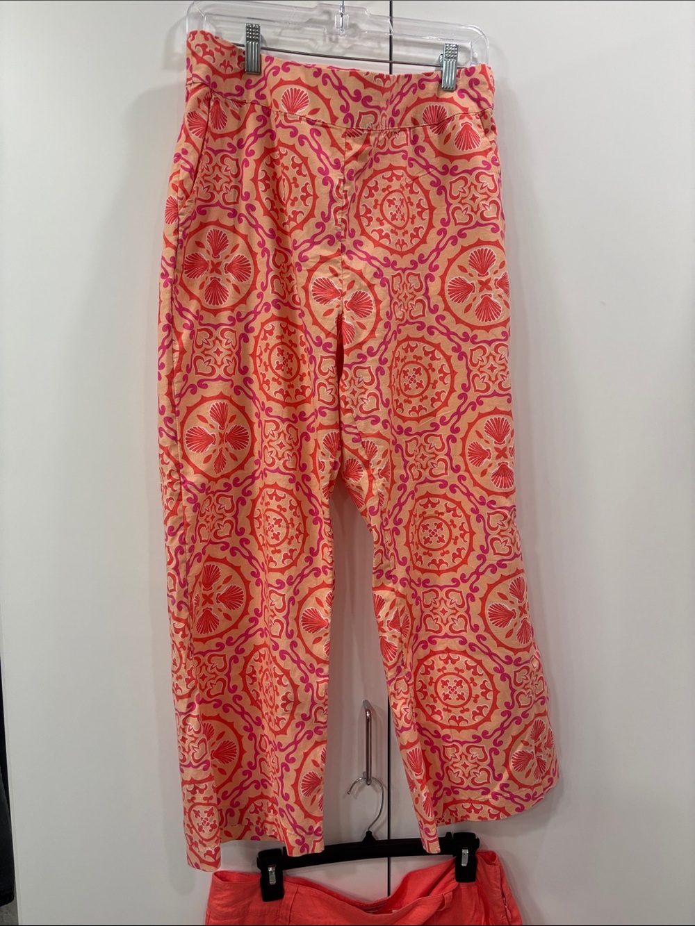 crown & ivy Coral and Pink Medallion Cropped Pants